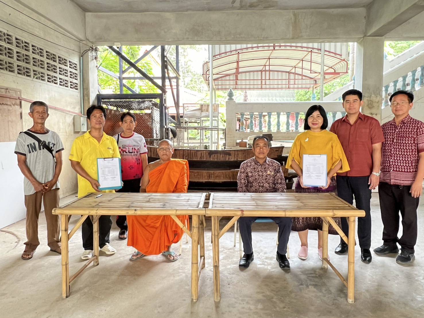 สำนักงานพัฒนาชุมชนจังหวัดสระบุรี ร่วมกับสำนักงานพัฒนาชุมชนอำเภอเสาไห้ โอนและส่งมอบครุภัณฑ์ของสำนักงานพัฒนาชุมชนจังหวัดสระบุรี ประเภทเรือไม้เก่าชำรุดเพื่อใช้ประโยชน์ในการนำไปแสดงในพิพิธภัณฑ์ให้แก่วัดตะเฆ่ ตำบลม่วงงาม อำเภอเสาไห้