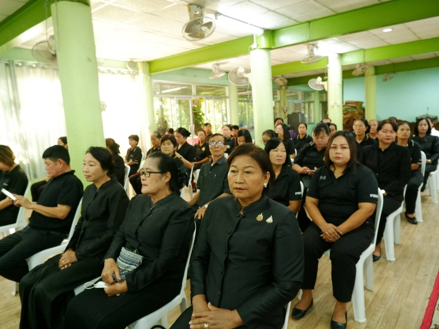 🌻🌻สำนักงานพัฒนาชุมชนอำเภอเสาไห้ร่วมพิธีถวายสักการะสรงน้ำพระบรมศพ เบื้องหน้าพระฉายาลักษณ์ สมเด็จพระนางเจ้า สิริกิติ์ พระบรมราชินีนาถ พระบรมราชชนนีพันปีหลวง